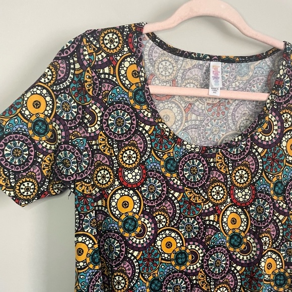 Circle Patterned Lularoe Perfect T-Shirt - Picture 2 of 7
